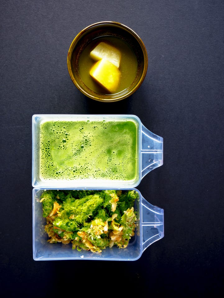 groen sap met selder, komkommer, citroen, gember en groene matcha thee